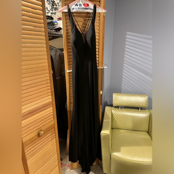 Beautiful floor length gown for any black tie occasion - Picture 2 of 5